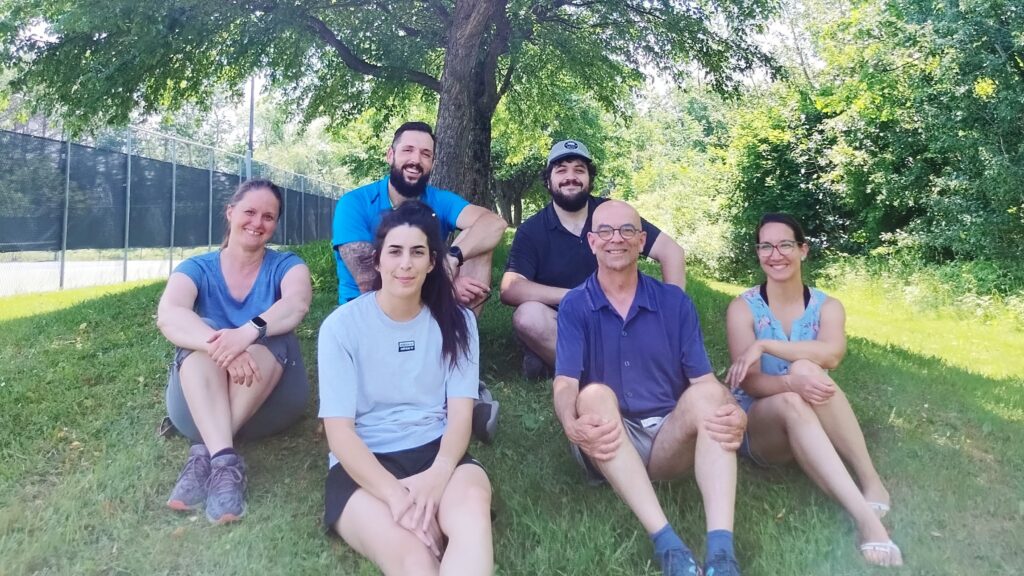 Photo de toute l'équipe prise dans un parc en juin 2024